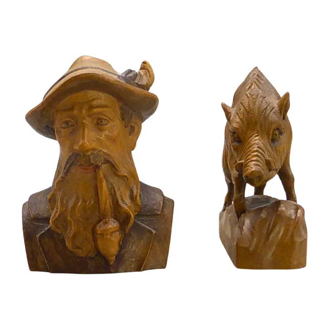 HOLZSCHNITZEREI JÄGER-BÜSTE MIT PFEIFE UND WILDSCHWEIN-FIGUR.