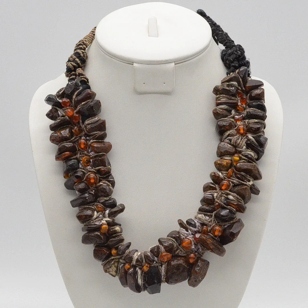 HANDGEMACHTES COLLIER MIT BERNSTEINPERLEN, NATURBELASSENE FORM MIT POLIERTER OBERFLÄCHE, UM 1980ER JAHRE, CA. 58 CM. — Necklace — Kunst- und Auktionshaus Kleinhenz
