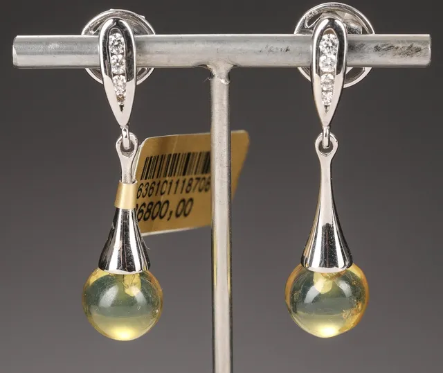 House of Amber. Pair of stud earrings in 18 kt white gold, amber and brilliant cut diamonds. 4.4 g. (2)
