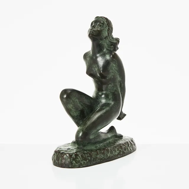 CARIN NILSON. Sittande kvinna, skulptur, grönpatinerad brons, signerad i godset, gjutarmärkning A Pettersson fud.