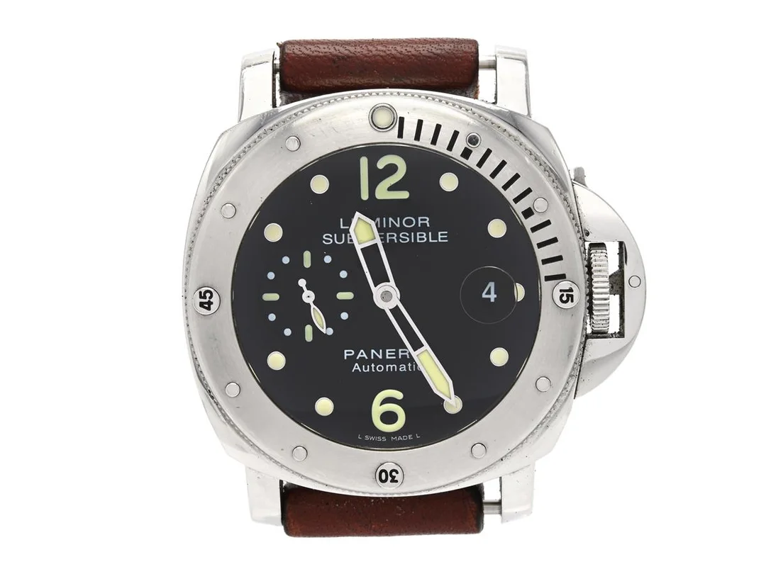 PANERAI, Luminor, Submersible, Chronometer, Cal OP III, Verk nr. 500546, Serie nr. J 0644/1300, Ref nr. PAM 00024, Boett nr. OP 6688 / BB 1227247, herrur, 44 mm, stål, automatisk, safirglas, datum, liten sekundvisare, läderband (se fördjupad info), cert, juli 2007, box, ytterkartong. — Klockor/Panerai — Kaplans