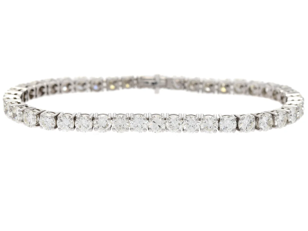 TENNISARMBAND, 18K vitguld, 43 briljantslipade diamanter ca 10,30 ctv, ca W-TCa/VS, längd 17,5 cm, vikt 17,5 g, ca 10 stenar har skador eller nagg. — Smycken/Armband — Kaplans