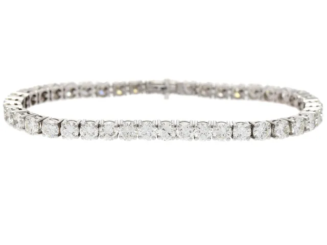 TENNISARMBAND, 18K vitguld, 43 briljantslipade diamanter ca 10,30 ctv, ca W-TCa/VS, längd 17,5 cm, vikt 17,5 g, ca 10 stenar har skador eller nagg.
