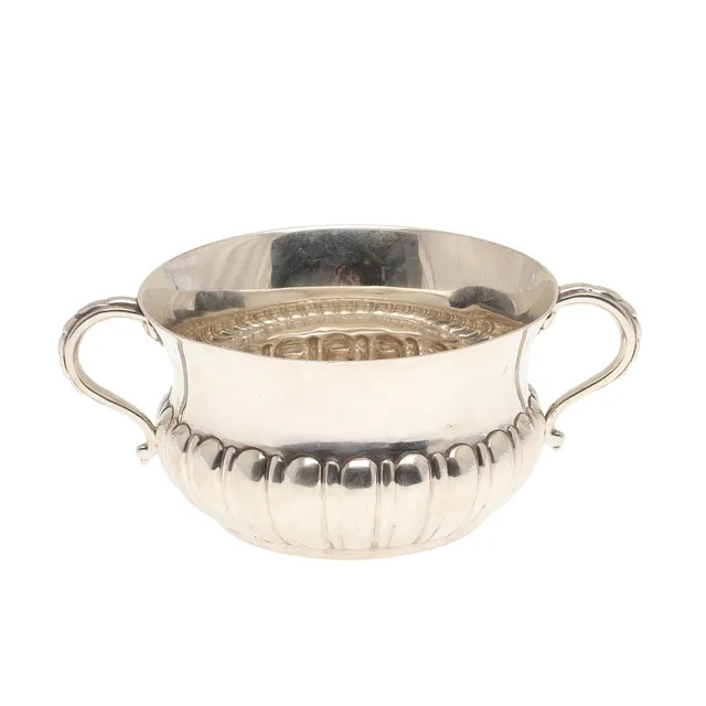AN EARLY 20TH CENTURY SILVER PORRINGER.