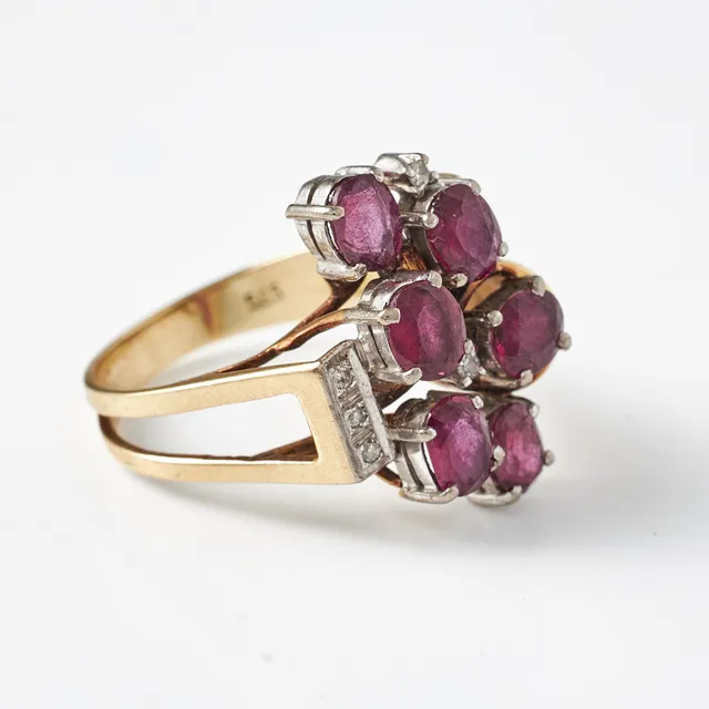 RING, 14 k guld, 6 ovala fasettslipade rubiner samt sidodekor av 3 små åttkantslipade diamanter.