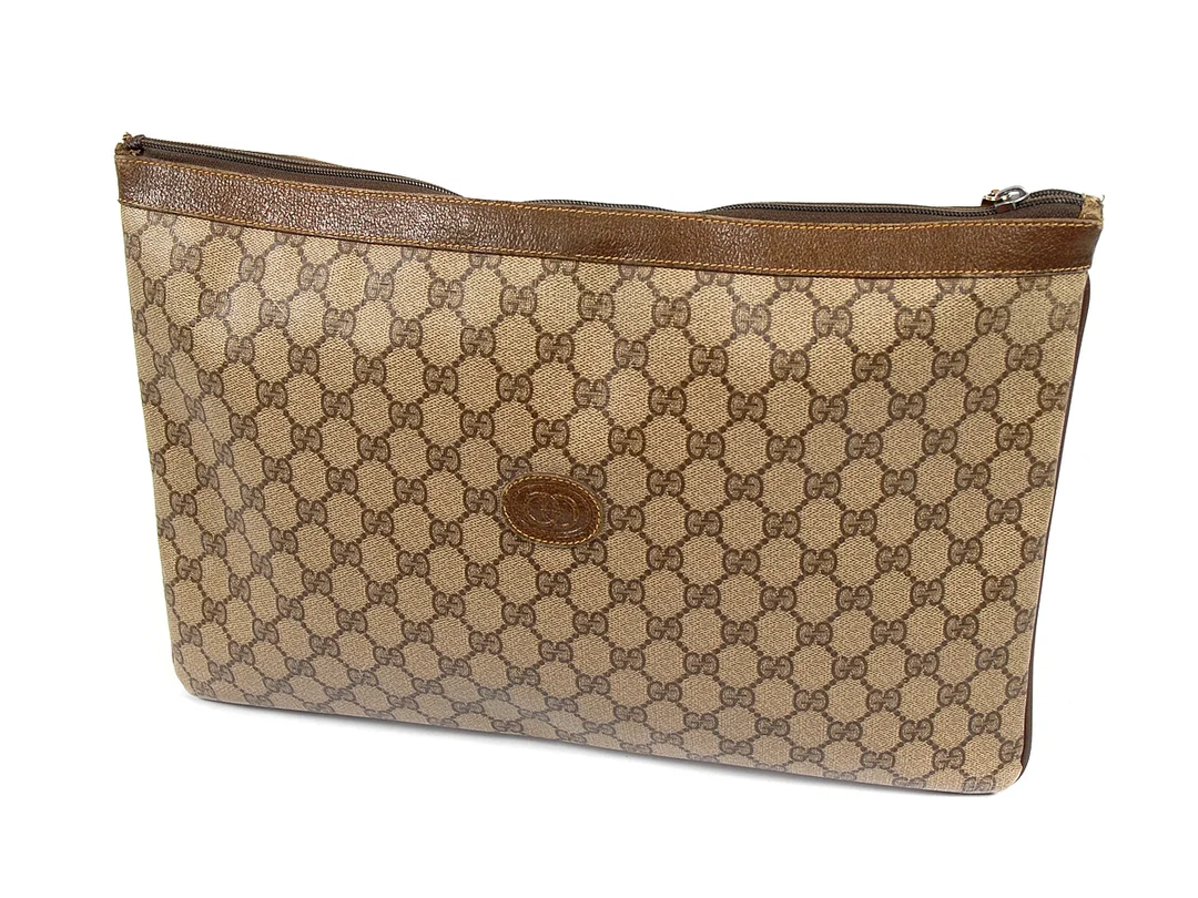 PORTFÖLJ, GUCCI beige/brun vaxat tyg/läder (fodret visst slitage, dragkedjan saknar stopp men fungerar) 40x26 cm 1980-tal — Accessoarer/Väskor — Kaplans