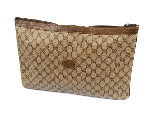 PORTFÖLJ, GUCCI beige/brun vaxat tyg/läder (fodret visst slitage, dragkedjan saknar stopp men fungerar) 40x26 cm 1980-tal