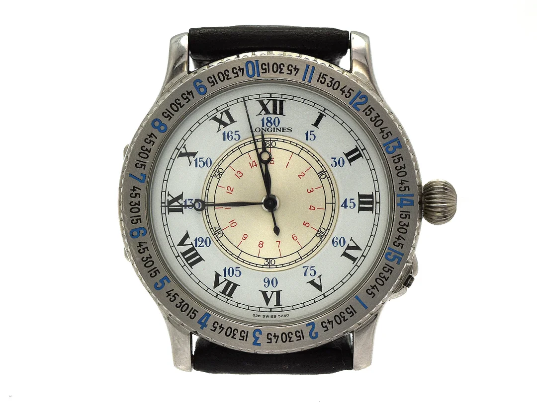 LONGINES, Hour Angle Watch, designad av Charles Lindbergh, Cal L628.1 (ETA 2892-2), Ref nr. 628.5240, Boett nr. 25076116, herrur, 38 mm, stål, automatisk, mineralglas, skadad urtavla, öppningsbar bakboett med glasbaksida, läderband, originalspänne, ca 1990, box (ej komplett, skadad). — Klockor/Longines — Kaplans