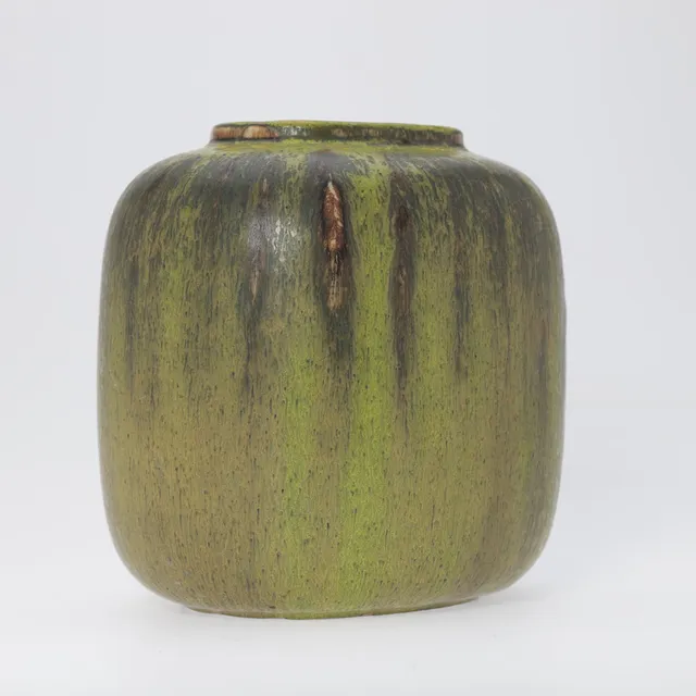 NILS THORSSON (1898-1975). Royal Copenhagen. Vase af solfatara glaseret stentøj. Danmark.