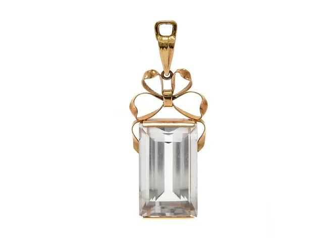 STIGBERT, hänge, 18K guld, trappslipad bergskristall (ca 12,18x19,41x9,82 mm), för Engelbert, Stockholm, 1948, längd 4,1 cm, vikt 7,6 g.
