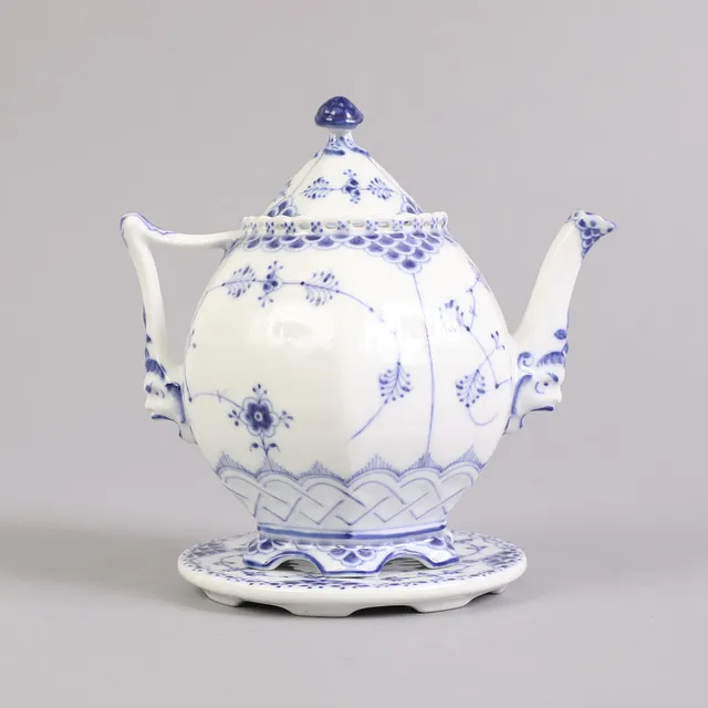 ROYAL COPENHAGEN. Musselmalet helblonde tekande nr. 1118 samt halvblonde bordskåner nr. 736 (2).