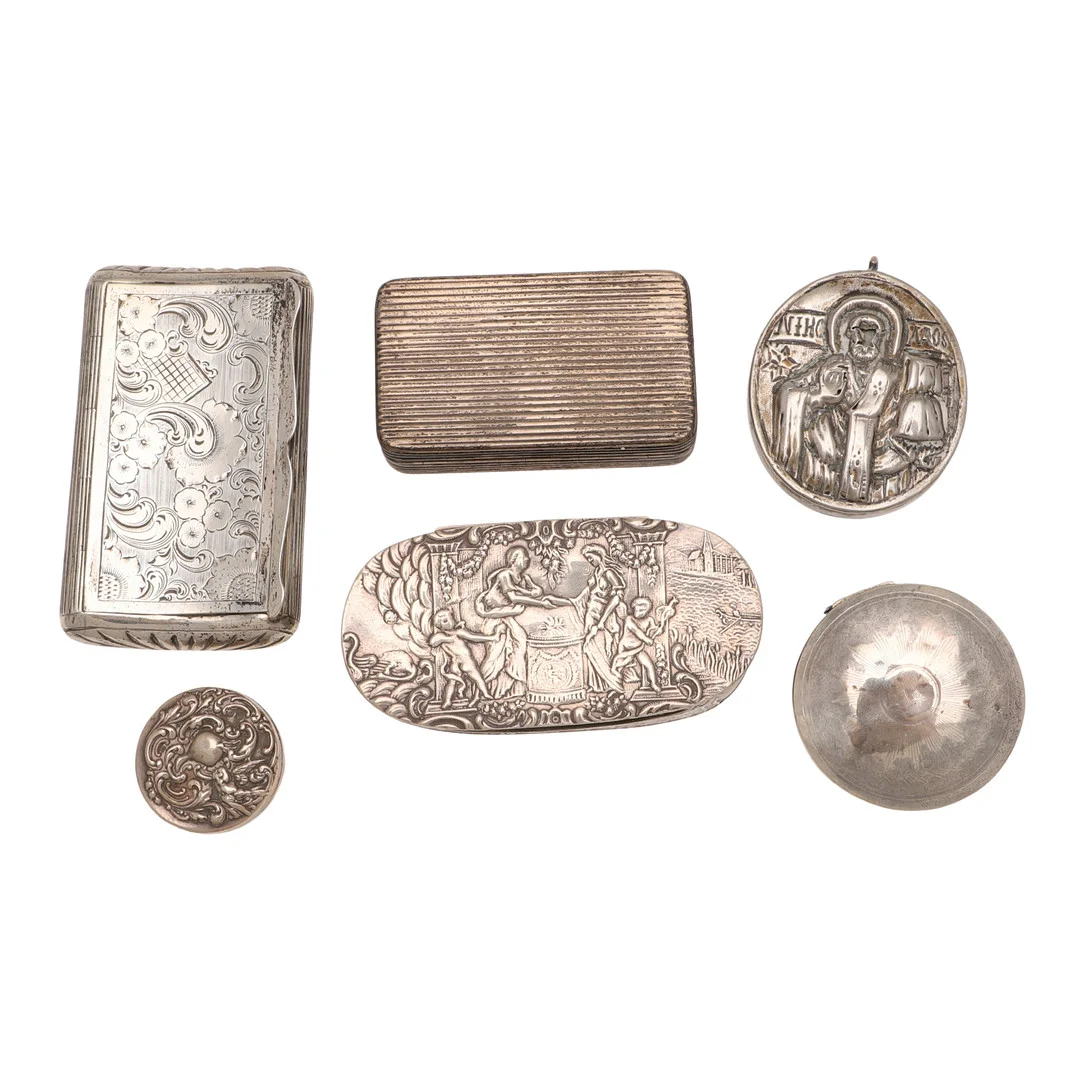 A GEORGE III SILVER SNUFF BOX. — Silver — Lawrences Auctioneers
