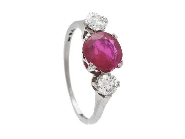 RING, platina, kuddformad rubin ca 1,25 ct, 2 äldre briljantslipade diamanter ca 0,40 ctv, ca W(H)/VS, stl 16,25 mm, vikt 2,9 g, rubinen har en intern sprickbildning.
