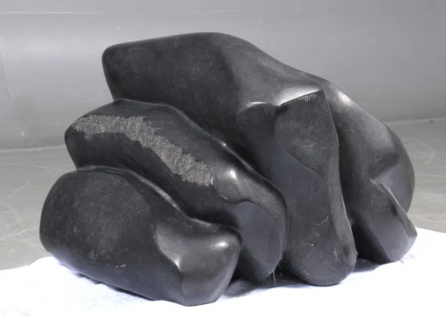 Stor skulptur i sort granit, L. 60 cm