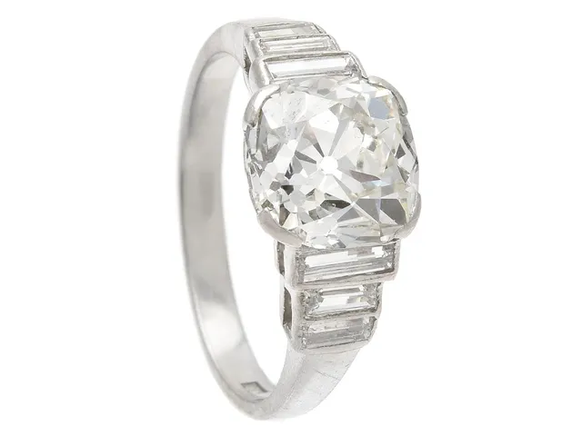 RING, platina, antikslipad diamant ca 3,60 ct, ca TCa(K)/VS2-SI1, 6 baguetteslipade diamanter 0,50 ctv, stl 18+ mm, vikt 6,3 g, liten spricka i fattningen, diamanten har liten skada och små nagg.