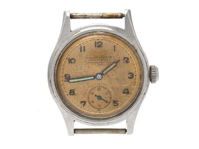 SIDUNA MILITÄR, herrur, 31 mm, Boett nr. 252249, stål, manuell, plexiglas, liten sekundvisare, skadad urtavla, defekt, ca 1940.
