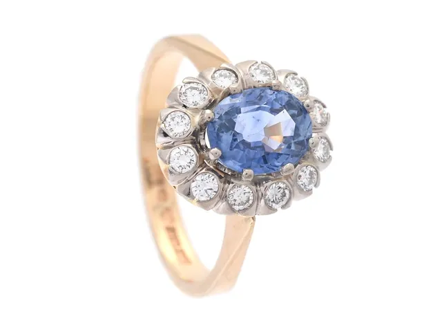 CARMOSERING, 18K guld, ovalslipad safir 1,60 ct, briljantslipade diamanter 0,35 ctv TW/VS enligt gravyr, Kaplans Safir, Stockholm 1984, stl 16,75 mm, vikt 4,2 g, några små nagg på safiren.