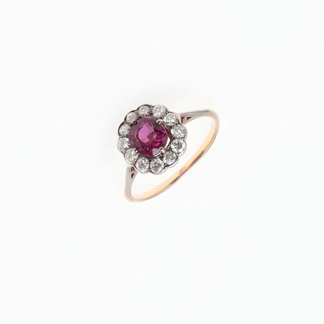 A PINK SAPPHIRE AND DIAMOND CLUSTER RING.