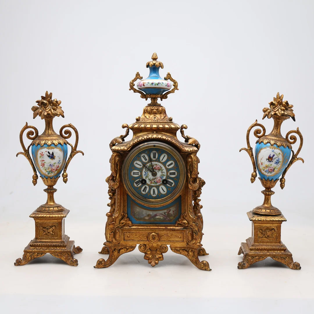 Napoleon III ornament in gilt bronze and "bleu céleste" porcelain, Sèvres style, late 19th-early 20th C. — Mantel clocks — Balclis