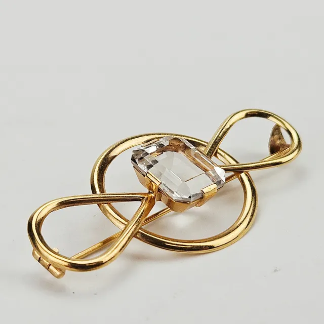 BROSCH, guld, 18K, med slipad sten, 1940-tal, total vikt ca. 3,8 gram.