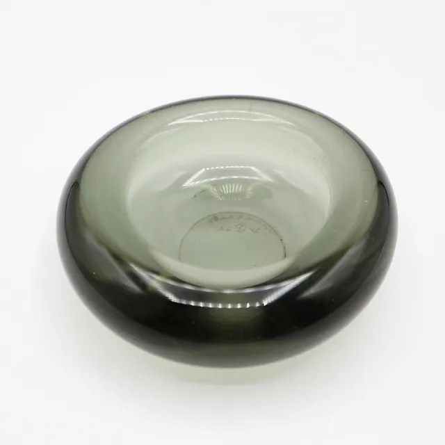 PER LÜTKEN. FÜR HOLMEGAARD, KERZENHALTER AUS RAUCHGLAS, 1962, MONOGRAMMIERT.