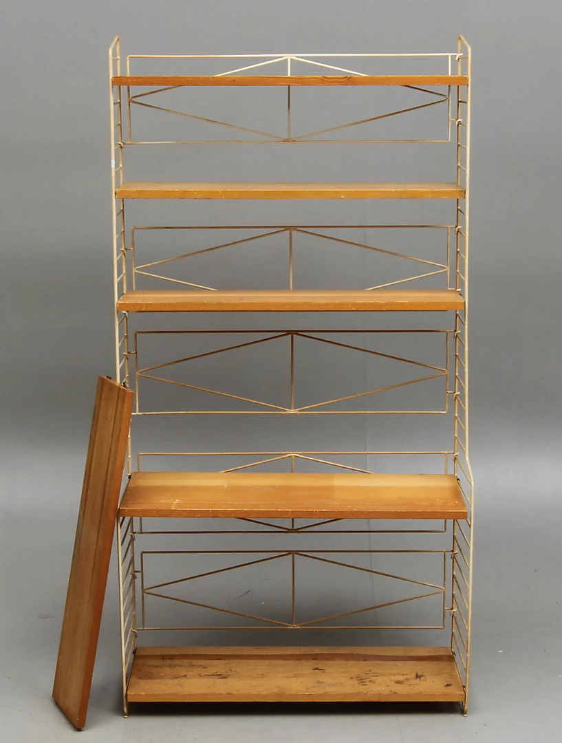 STRINGHYLLA, Fristående golvmodell. Hyllplan i furu. — Cupboards, Cabinets & Shelves — Auktionshuset Kolonn