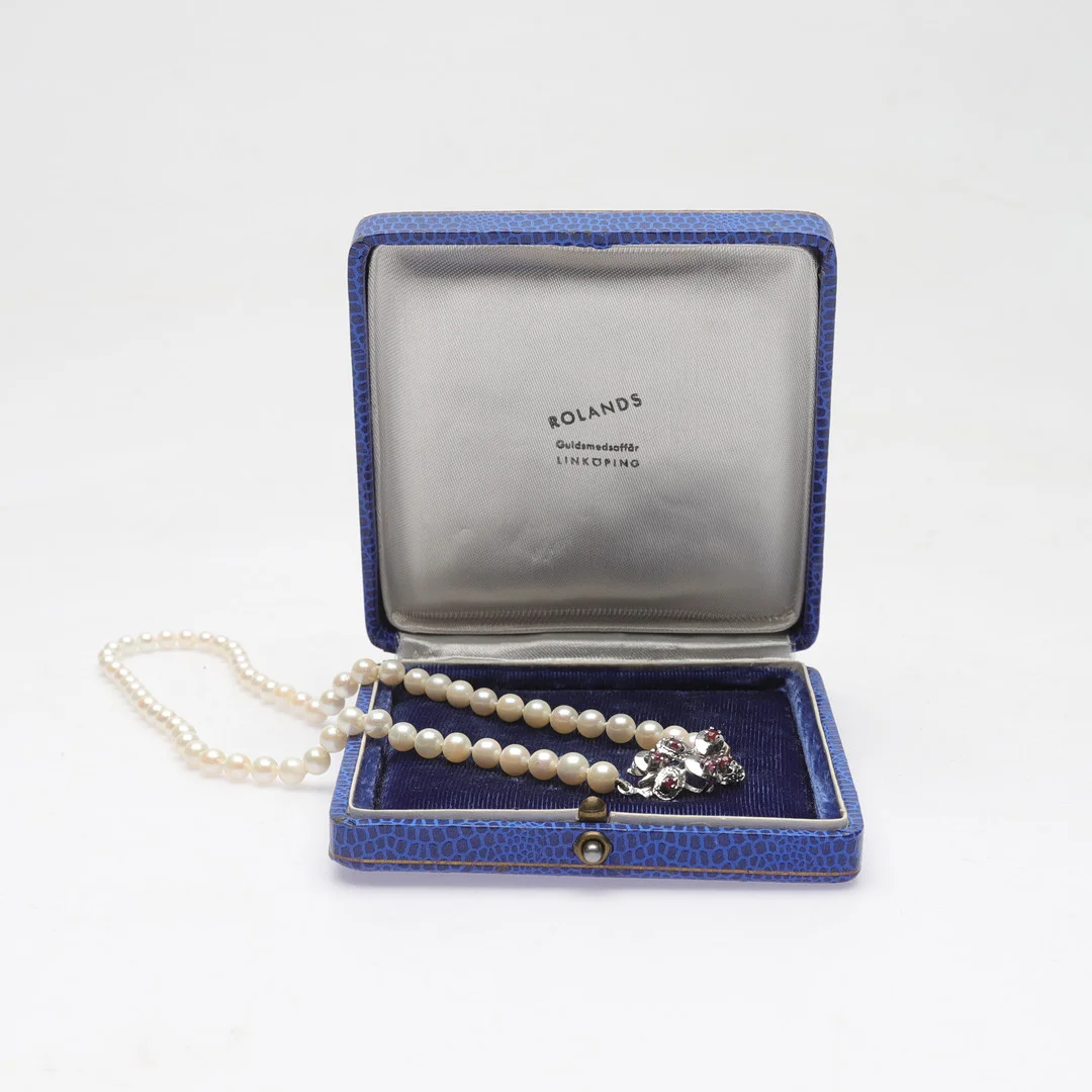 PÄRLCOLLIER, med silverlås och rubiner, svenska importstämplar. — Necklace — Gomér & Andersson Norrköping