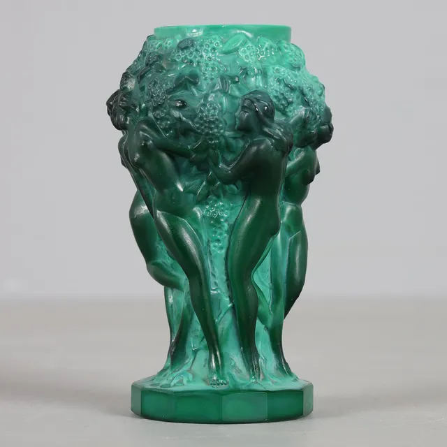 FRANTISEK PAZOUREK (1905-1997). Vas "Liten Vinskörd", malakitglas, 1900-talets första hälft.