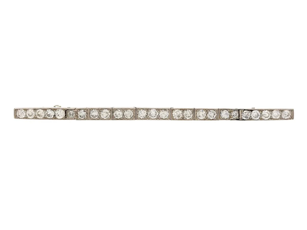 BROSCH, platina, 18K vitguld, äldre briljant och gammalslipade diamanter ca 1,50 ctv, ca W-Cr/VS-P, längd 8 cm, vikt 9,4 g, omarbetad. — Smycken/Brosch — Kaplans