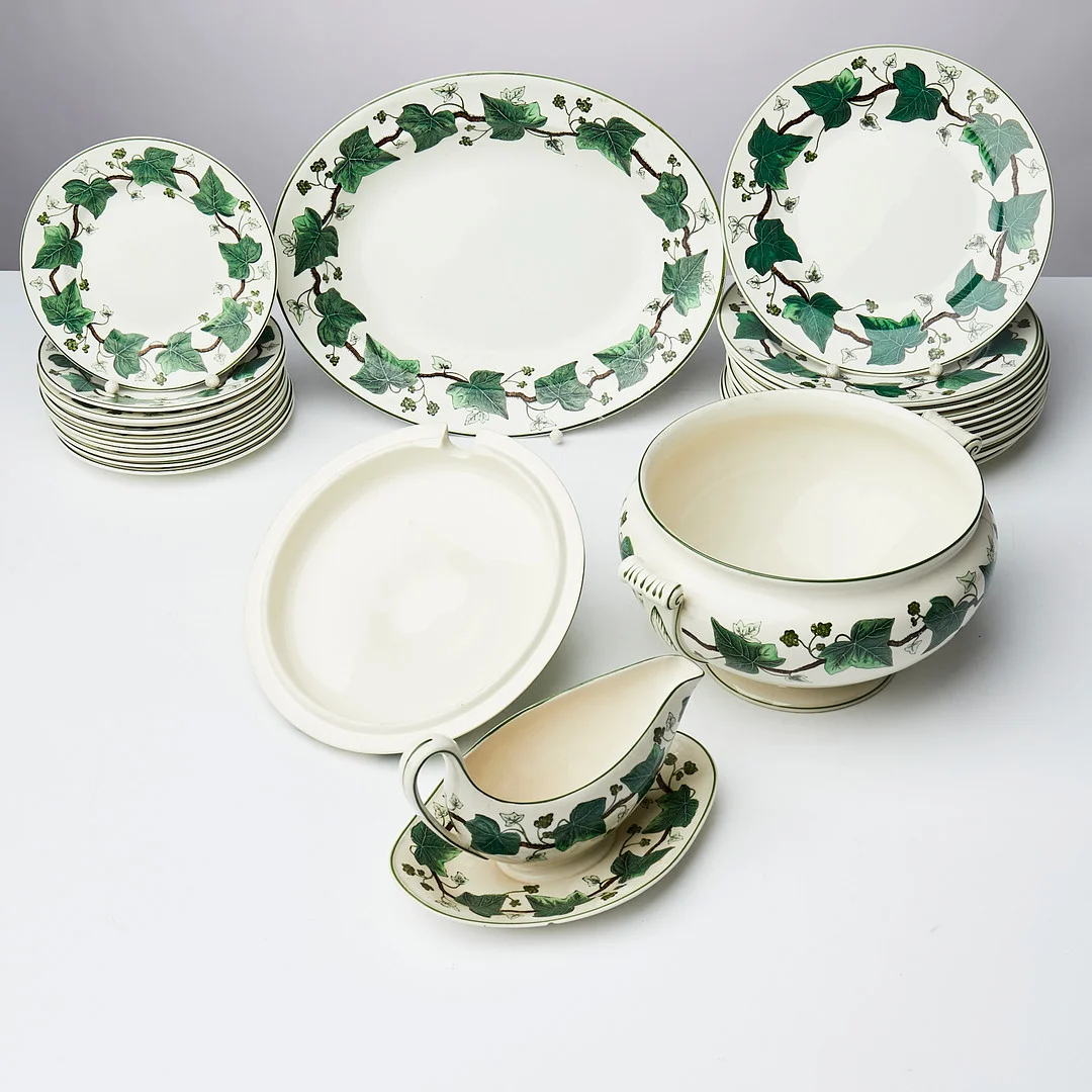 WEDGWOOD, "Napoleon Ivy", 27 dlr, England, 1900-talets mitt. — European — Stockholms Auktionsverk Sickla
