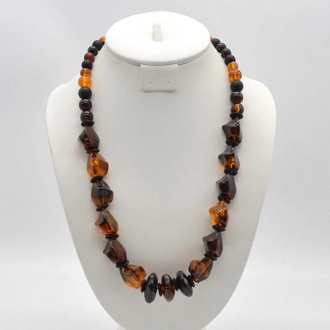 AMBER-PRESSBERNSTEIN-COLLIER AUS NUGGETS, CHIPS UND PLÄTTCHEN, MIT DUNKLEN INKLUSEN, VINTAGE, CA. 60CM. — Necklace — Kunst- und Auktionshaus Kleinhenz