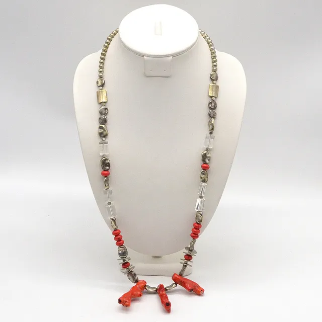 DESIGNERCOLLIER AUS KORALLEN UND KRISTALLGLAS, VERSILBERTE PERLEN, 20. JAHRHUNDERT, CA. 74 CM.