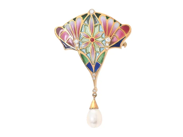 BROSCH, 18K guld, odlad pärla, plique-à-jour, briljantslipade diamanter ca 0,13 ctv, höjd 65 mm, vikt 10,8 g.