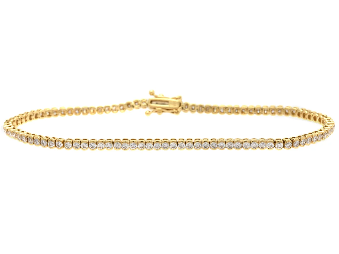 TENNISARMBAND, 18K guld, 98 briljantslipade diamanter ca 2,15 ctv, ca TW-TCr/VS-P, längd 19,5 cm, vikt 8,4 g, 1 diamant har nagg på kuletten. — Smycken/Armband — Kaplans