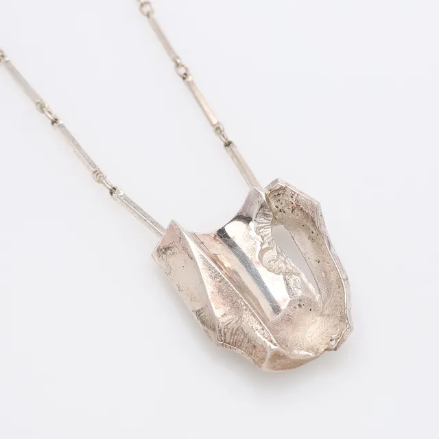 MATTI HYVÄRINEN. COLLIER MED HÄNGE, STERLINGSILVER, FINLAND.