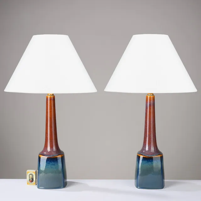 SØHOLM: Et par bordlamper af glaseret stentøj med slanke halse, modelnr. 941, Bornholm, Danmark, 1950/60'erne, (2).