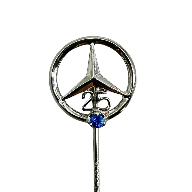 835ER SILBER ANSTECKNADEL MIT BLAUEN SAPHIR, 25 JAHRE MERCEDES‑BENZ.