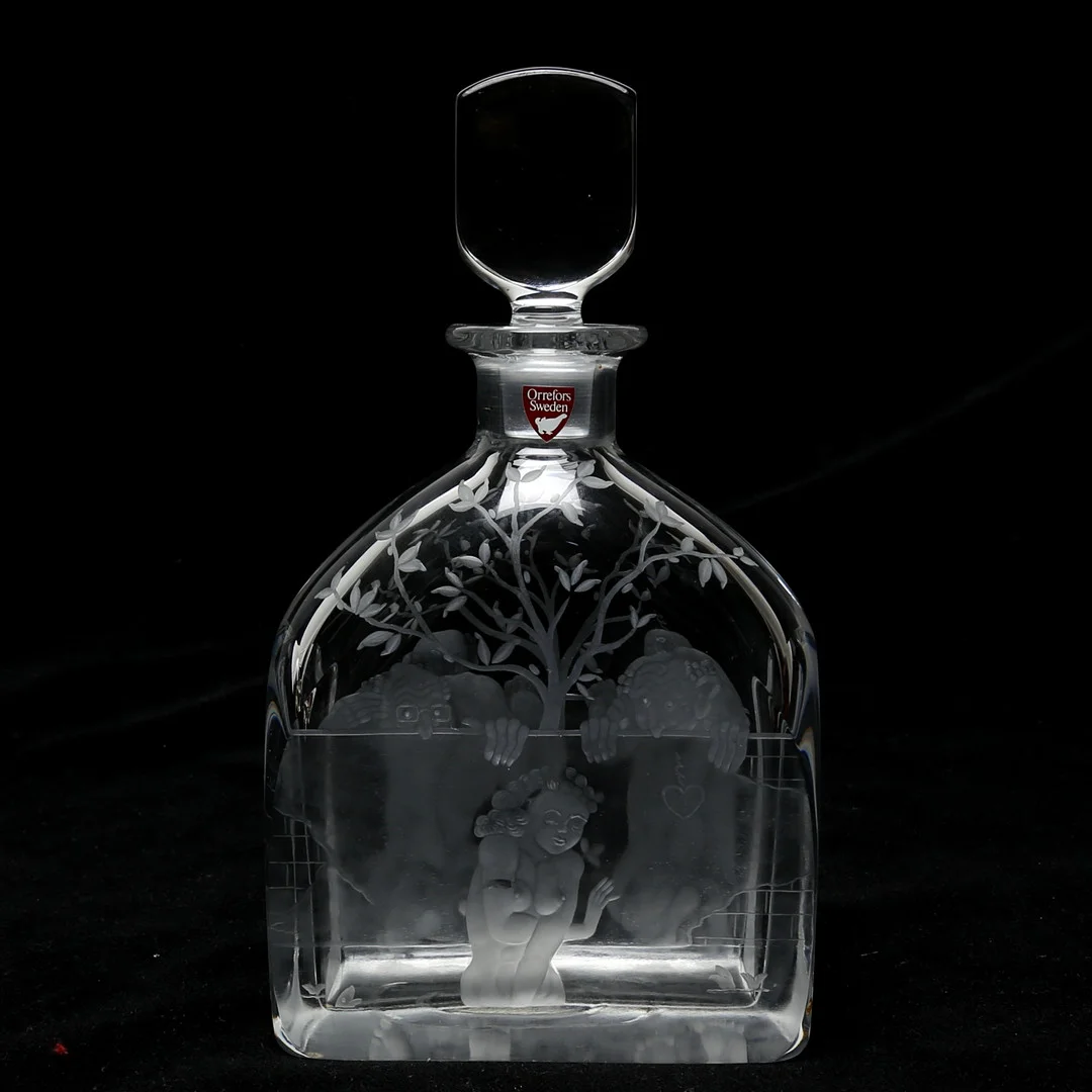 EDWARD HALD. KARAFF med propp, glas, Orrefors, graverad dekor med Susanna och gubbarna, signerad, årsbokstav F7, tillverkad 1986. — Art glass — Kalmar Auktionsverk