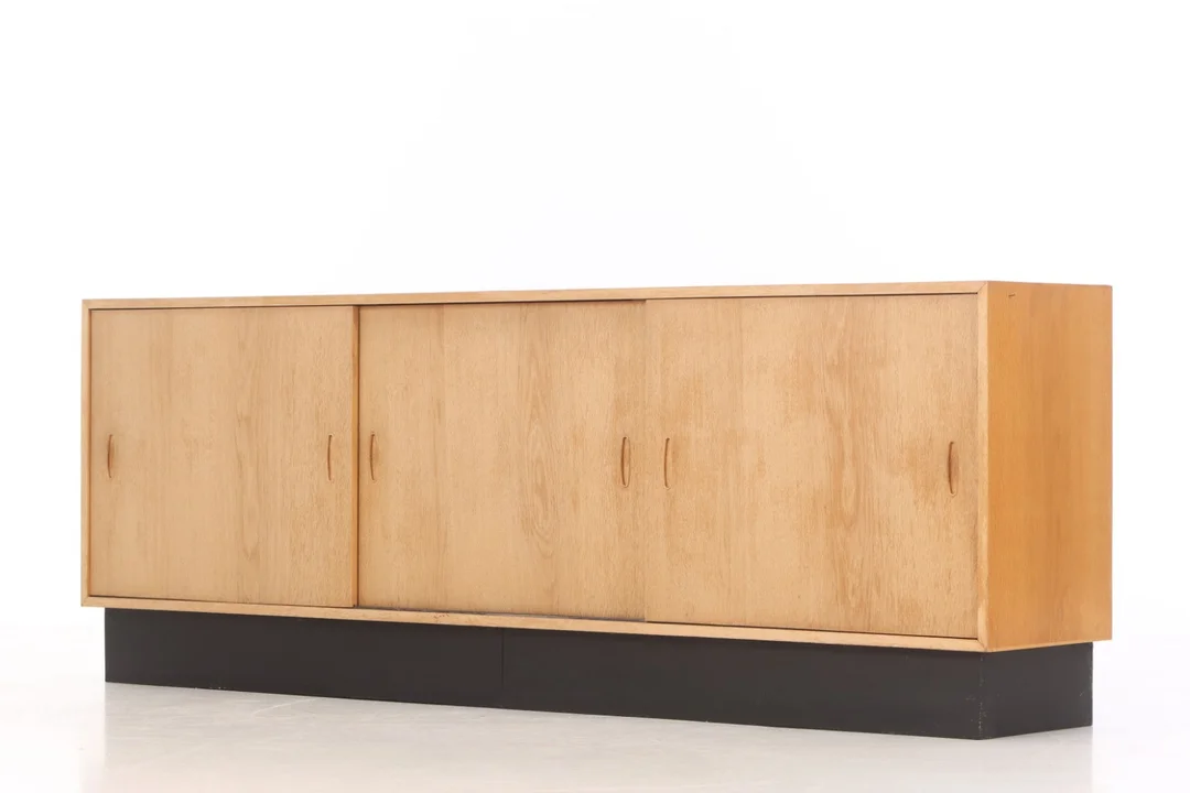 Danish furniture design. Low oak sideboard, 1960-70s — Furniture/Cabinets, chests of drawers — Lauritz