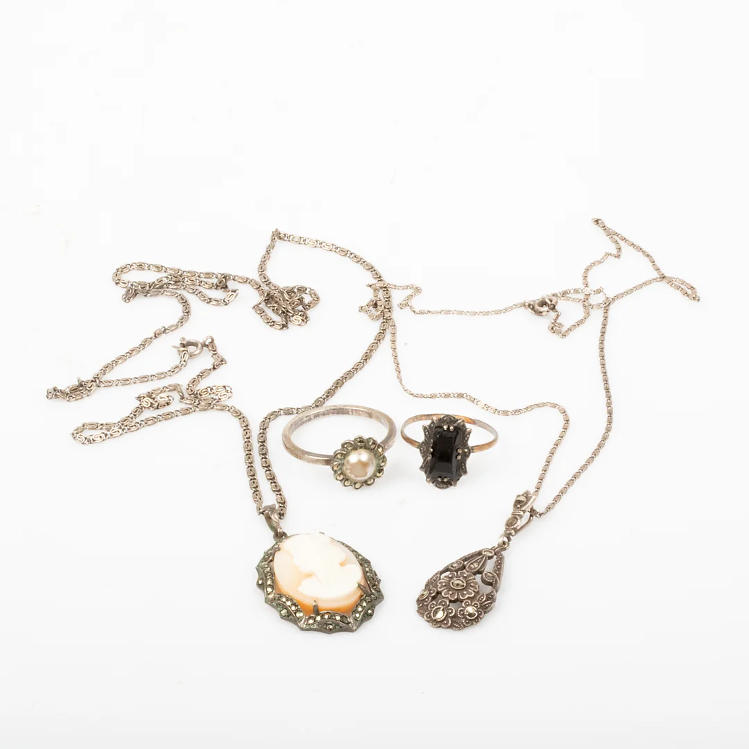 HÄNGE MED KEDJOR SAMT RINGAR, 4 stycken, silver med markasiter och camé, tidigt 1900-tal. — Jewellery — Helsingborgs Auktionskammare
