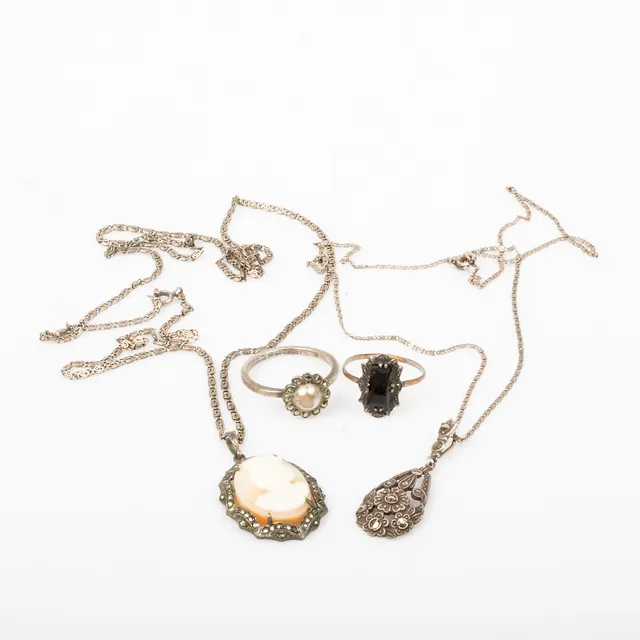 HÄNGE MED KEDJOR SAMT RINGAR, 4 stycken, silver med markasiter och camé, tidigt 1900-tal.