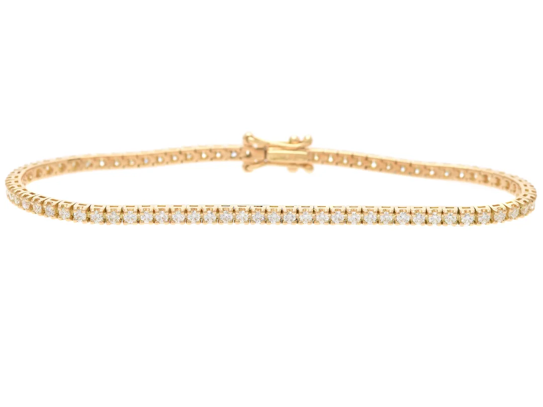 TENNISARMBAND, 18K guld, 77 briljantslipade diamanter ca 1,55 ctv, ca TW-W/VVS-VS, längd 16 cm, vikt 7,5 g. — Smycken/Armband — Kaplans
