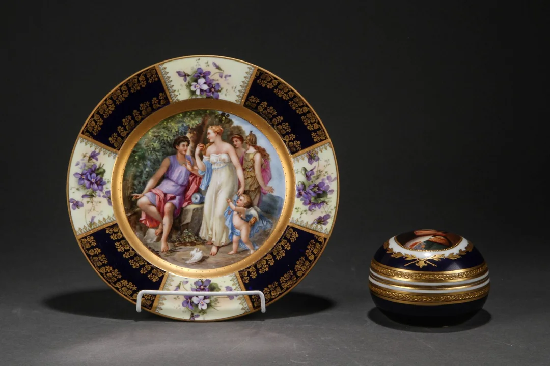 Bonbonniere og tallerken af porcelæn, Frankrig (2) — Glass, porcelain and ceramics/Vases, bowls, dishes — Lauritz