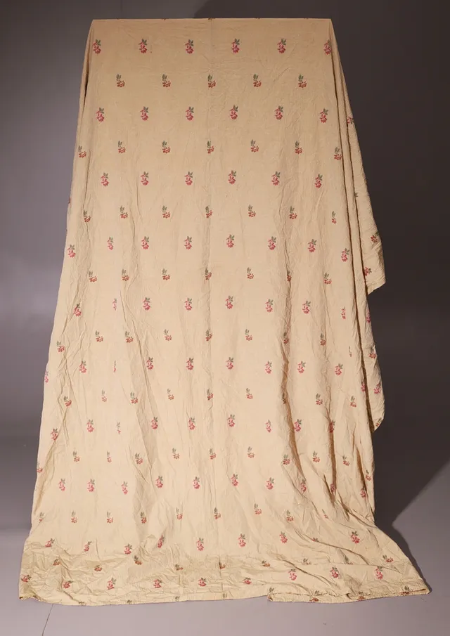 ANTIGUO CUBRECAMA, EN ALGODÓN BORDADO A MANO.