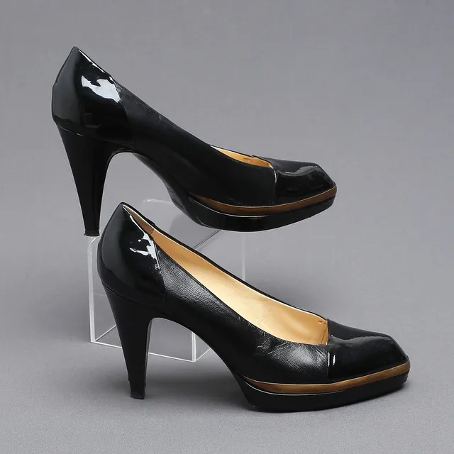 YVES SAINT LAURENT, pumps.