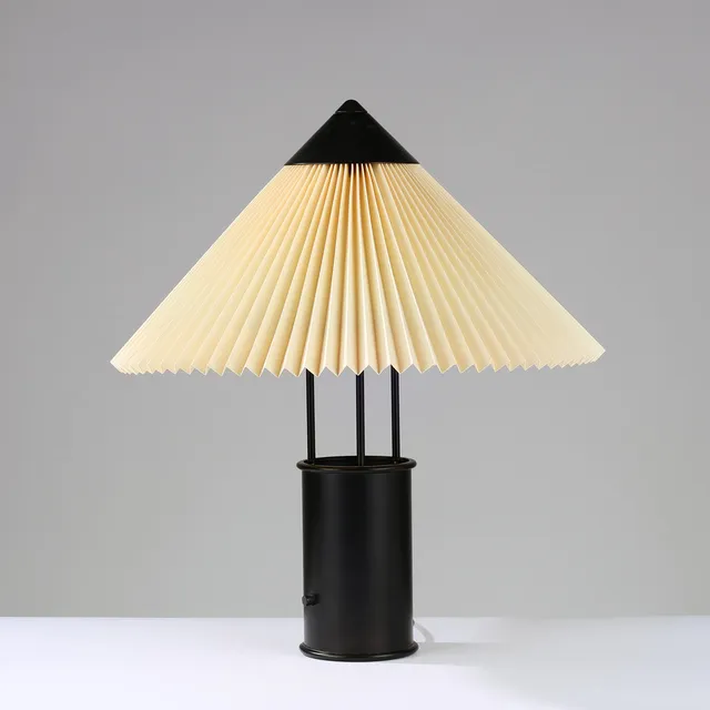 LE KLINT. Bordlampe model 389, Uplight af sortlakeret metal.