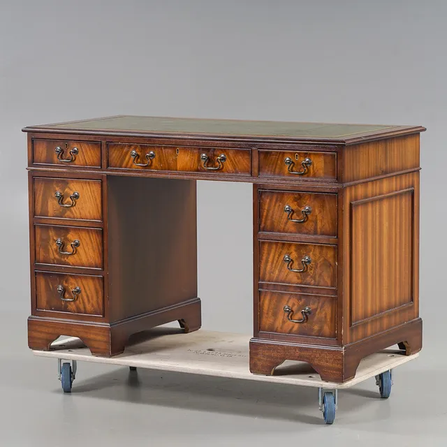 SKRIVBORD Engelsk stil, 1900-talets andra hälft.