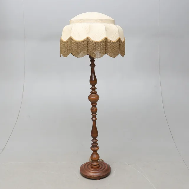 GOLVLAMPA, trä, 1900-talets första hälft.