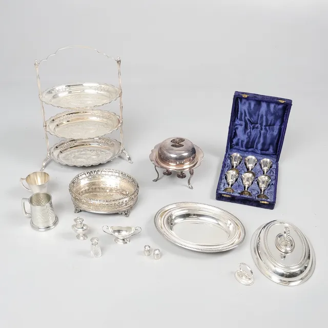 4 SILVER CRUET ITEMS, GLASS SCENT BOTTLE, AND SILVER PLATED ITEMS.