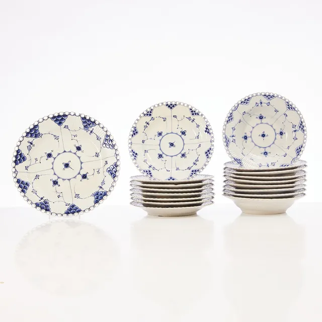 ROYAL COPENHAGEN. "Musselmalet", servisdelar, 18 st, porslin, helblond.